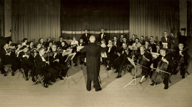 The North Shore Symphony Orchestra in Marchh 1960 with conductor Alan Bellhouse.