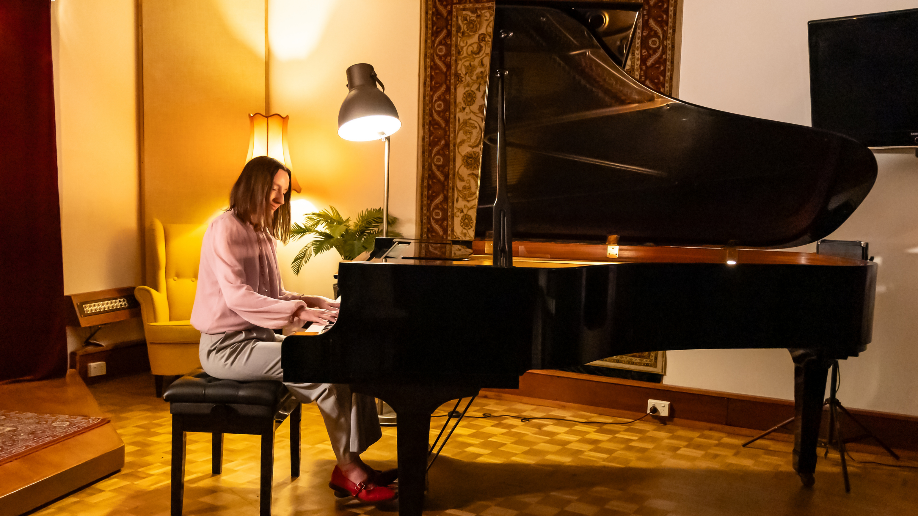 Sarah Elise Thompson at the piano